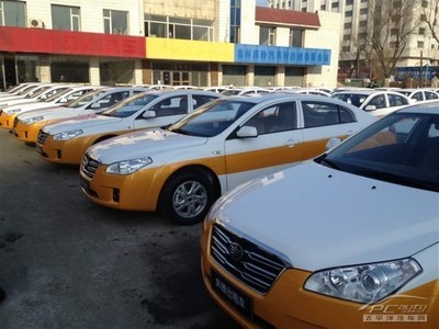 奔騰B50出租車強勢入駐邢臺瑞騰4S店 引領出租行業新潮流